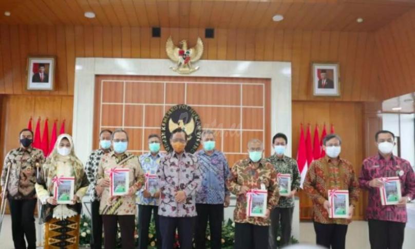 Menko Polhukam Moh. Mahfud MD dalam Acara Launching dan Sosialisasi Buku IDI Tahun 2019 di kantor Kemenko Polhukam, Jakarta, Selasa (24/11/2020).
