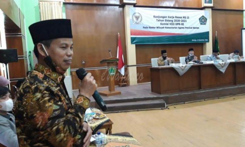 Direktur Guru dan Tenaga Kependidikan Madrasah M. Zain saat menghadiri Kunjungan Kerja Komisi VIII DPR RI ke Kantor Wilayah Kemenag Banten di Serang, Senin (14/12).
