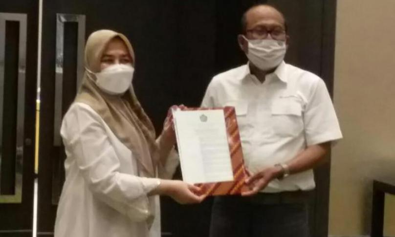 Penyerahan SK Penetapan LPH PT Surveyor Indonesia, Senin (28/12). (foto: istimewa)