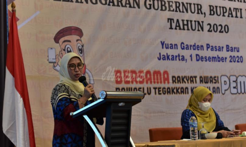 Anggota Bawaslu Ratna Dewi Pettalolo memberikan arahan dalam Penyusunan Laporan Penanganan Pelanggaran Pilkada 2020 di Jakarta, Selasa (1/12/2020)/foto: Irwan (Humas Bawaslu RI)