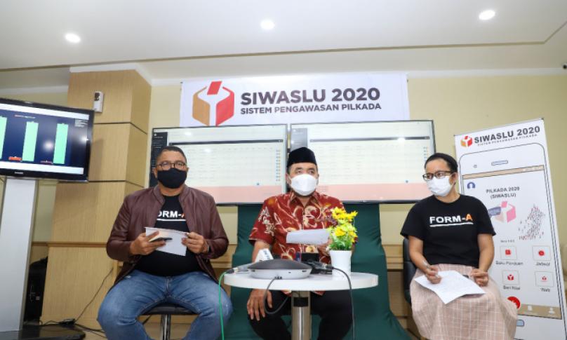 Anggota Bawaslu Fritz Edward Siregar (kiri) bersama Anggota Bawaslu M. Afifuddin (tengah) merilis hasil pengawasan pemungutan dan penghitungan suara di Media Center Bawaslu Jakarta, Rabu (9/12/2020)/foto: Bhakti Satrio (Humas Bawaslu RI).