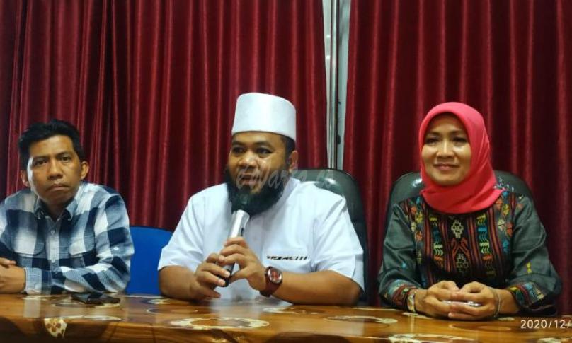 Helmi Hasan saat konferensi pers di kediamannya, Rabu (9/12).