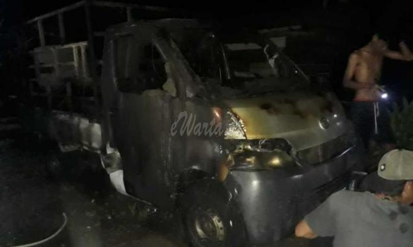 Mobil yang dibakar
