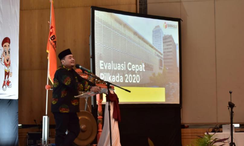 Anggota Bawaslu Mochammad Afifuddin memberikan arahan dalam Rakornas Evaluasi Hasil Pengawasan Pilkada 2020 di Malang, Jawa Timur, Minggu (20/12/2020)/foto: Robi Ardianto (Humas Bawaslu).