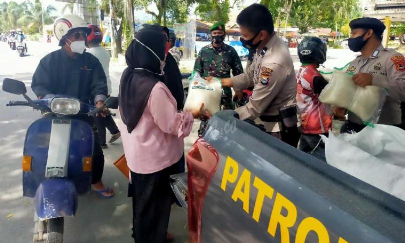Polres Lutra Salurkan Delapan Ton Beras untuk Warga Terdampak Covid-19 Polres Lutra Salurkan Delapan Ton Beras untuk Warga Terdampak Covid-19