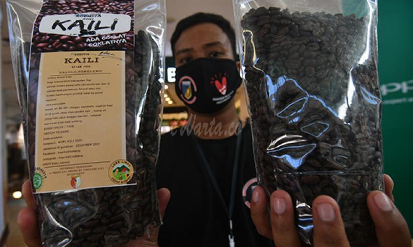 Peserta memperlihatkan produk mereka yang dipamerkan pada gelaran festival kopi di Atrium Palu Grand Mall di Palu, Sulawesi Tengah, Jumat (11/12/2020). (antarafoto)