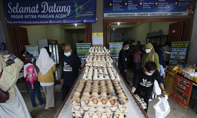  Warga berbelanja sembako di pasar murah Mitra Tani yang digelar Pemerintah Provinsi Aceh, di Aceh Besar, Aceh, Kamis (17/12/2020). (antarafoto)