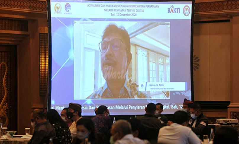 Menteri Komunikasi dan Informatika Johnny G Plate menyampaikan sambutan secara virtual saat kegiatan Sosialisasi dan Publikasi Menjaga Indonesia dan Perbatasan Melalui Penyiaran Televisi Digital, di Badung, Bali, Sabtu (12/12/2020). (antarafoto)