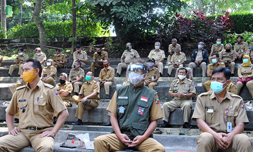 Sejumlah Aparatur Sipil Negara (ASN) di lingkungan kerja Pemerintah Kota Bogor mengikuti rapat di Taman Ekspresi, Kota Bogor, Jawa Barat, Senin (9/11/2020). (antarafoto)