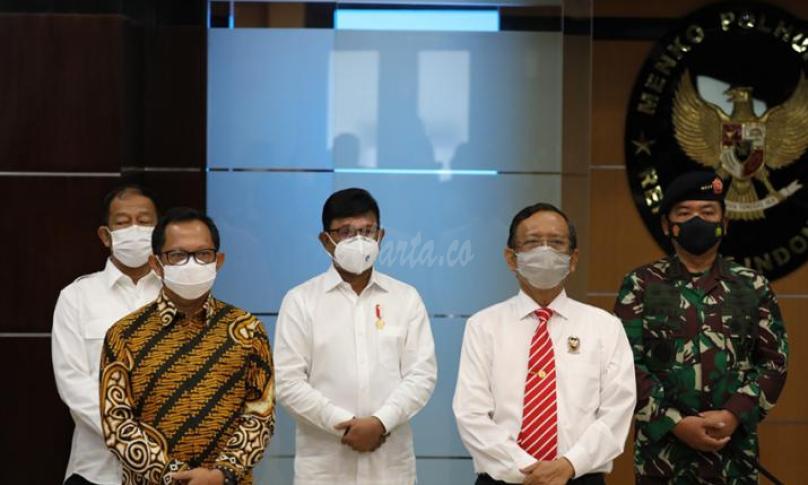 Menteri Kominfo Johnny G. Plate (tengah) bersama Menko Polhukam Mahfud MD dalam konferensi pers yang dilakukan secara virtual, dari Kantor Kemenko Polhukam, Jakarta, Rabu (30/12/2020). - (Alija/Humas Polhukam)