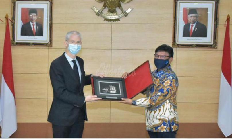 Menteri Kominfo Johnny G. Plate dan Menteri Urusan Perdagangan Luar Negeri dan Investasi Republik Perancis Franck Riester bertukar cinderamata di kantor Kementerian Komunikasi dan Informatika, Rabu (16/12/2020) lalu. - (AYH)