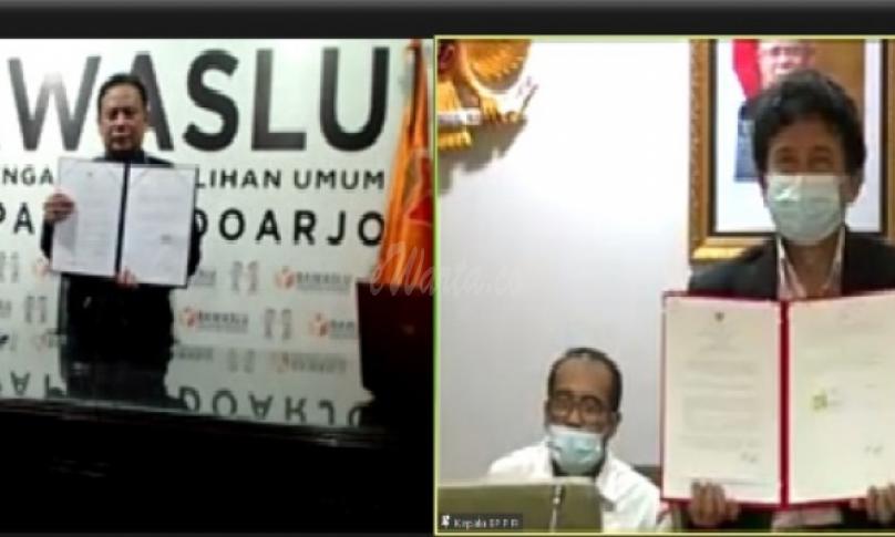 Ketua Bawaslu Abhan (kiri) saat menunjukkan nota kesepahaman dengan BPIP, Senin 21 Desember 2020