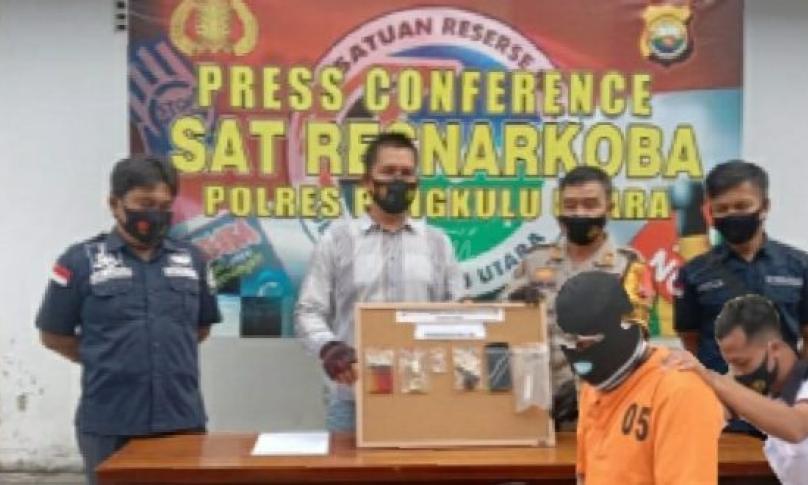 pres rilis atas penangkapan pelaku penyalahgunaan narkotika golongan 1 jenis sabu, Kamis (7/1/2021).