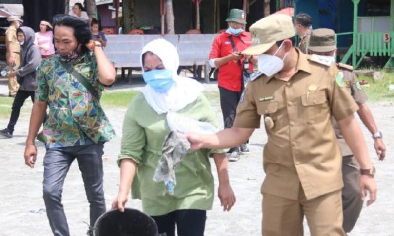 IRT yang kedapatan buang sampah di laut (tengah)