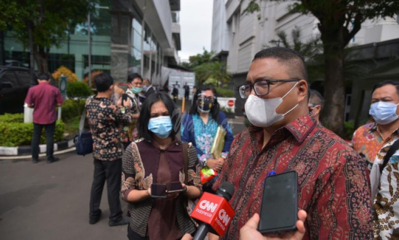 Anggota Bawaslu Fritz Edward Siregar saat diwawancarai media di depan Gedung Mhakamah Konstitusi, Rabu 27 Januari 2021/Foto: Humas Bawaslu RI