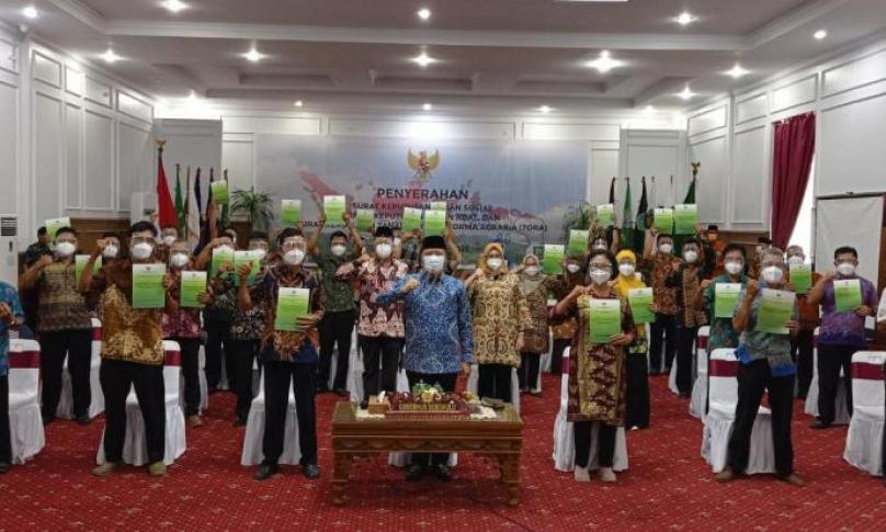 Penyerahan SK Hutan Sosial, Hutan Adat dan TORA secara virtual oleh Presiden RI Joko Widodo di Balai Raya Semarak, Kamis (7/1).