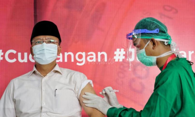 Disuntik Pertama, Gubernur Rohidin: Vaksin Covid-19 Aman