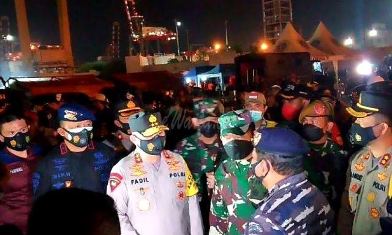 Kapolda Metro Jaya Irjen Pol. Dr. Drs. H. M. Fadil Imran, M.Si. dan Pangdam Jaya Mayjen TNI Dudung Abdurachman menyambangi posko SAR Sriwijaya Air SJ182