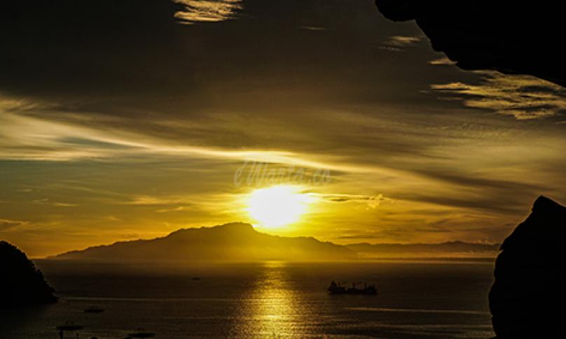 Sebuah kapal berlabuh di perairan Kota Jayapura, Papua, saat matahari terbit, Jumat (1/1/2021). - (antarafoto)