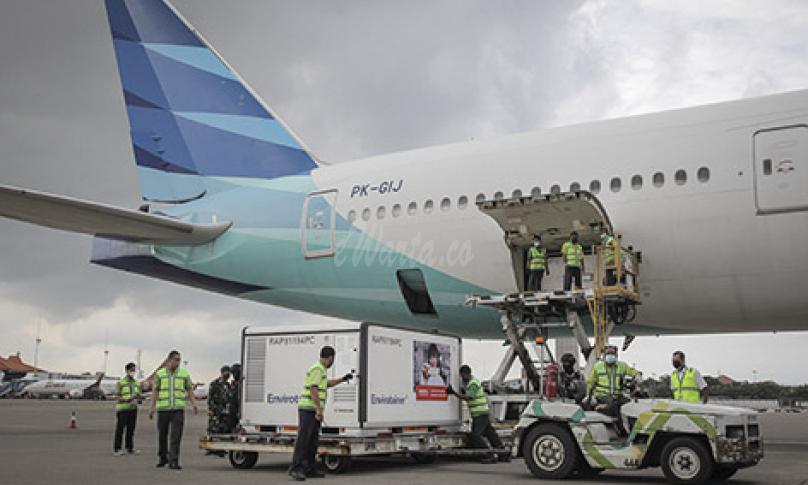 Petugas menurunkan kontainer berisi bahan baku vaksin COVID-19 saat tiba di Bandara Soekarno-Hatta, Tangerang, Banten, Selasa (12/1/2021). Sebanyak 15 juta dosis bahan baku vaksin COVID-19 buatan perusahaan farmasi Sinovac, China, tiba di tanah air untuk selanjutnya akan diproses oleh Bio Farma selaku BUMN produsen vaksin.