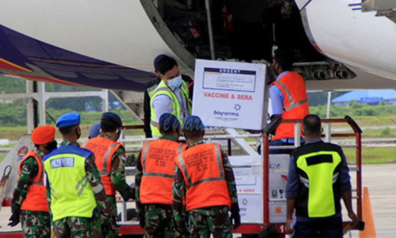 Petugas kargo pesawat menurunkan satu koli vaksin COVID-19 Sinovac di Bandara El Tari Kupang, Kota Kupang, NTT Selasa (5/1/2021). - (antarafoto)