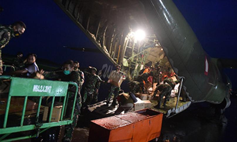 Prajurit TNI dan anggota Basarnas mengeluarkan logistik untuk korban gempa bumi Mamuju dan Majene dari pesawat Hercules A 1321 TNI AU saat tiba di Bandara Tampa Padang, Mamuju, Sulawesi Barat, Jumat (15/1/2021). - (antarafoto)