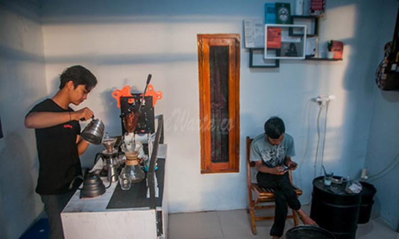 Pemilik kedai menyeduh kopi di kedai kopi Skema Rangkasbitung, Lebak, Banten, Senin (4/1/2021). - (antarafoto)