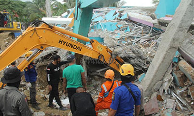 Sejumlah petugas dengan alat berat mencari korban di Rumah Sakit Mitra Manakarra yang runtuh akibat gempa bumi, di Mamuju, Sulawesi Barat, Jumat (15/01/2021). - (antarafoto)
