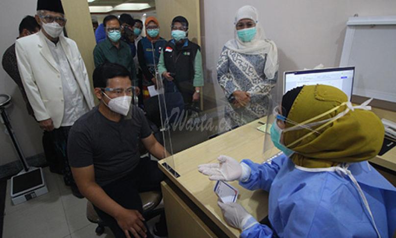 Ketua Umum MUI KH Miftachul Akhyar (kiri) menyaksikan proses simulasi vaksinasi COVID-19 di RS Islam, Jemursari, Surabaya, Jawa Timur, Jumat (18/12/2020). Simulasi tersebut dilakukan sebagai langkah dalam memetakan protokol pelaksanaan vaksinasi COVID-19 terkait penerapan standar prosedur operasional (SOP), penyiapan SDM serta alat penyimpanan vaksin. - (antarafoto)
