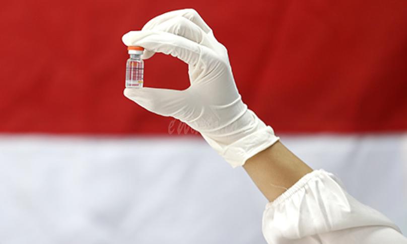 Petugas medis mempersiapkan vaksin COVID-19 sinovav untuk diberikan kepada tenaga kesehatan Puskesmas Ulee Kareng di Banda Aceh, Aceh, Rabu (20/1/2021). - (antarafoto)
