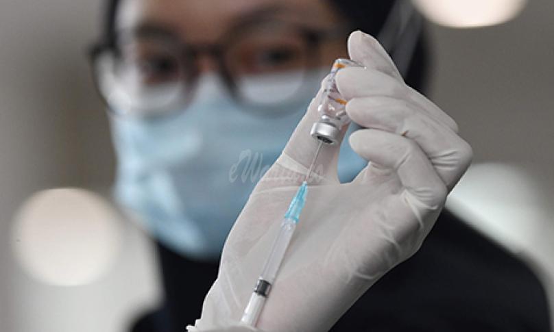 Petugas kesehatan menyiapkan vaksin Covid-19 Sinovac yang akan diberikan pada tenaga kesehatan di Rumah Sakit Darurat (RSD) Wisma Atlet, Kemayoran, Jakarta, Selasa (26/1/2021). - (antarafoto)
