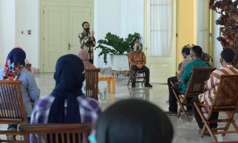 Presiden saat menyerahkan Bantuan Modal Kerja (BMK) kepada para pelaku UMK dengan didampingi oleh Menteri Sekretaris Negara, Pratikno, di teras Istana Kepresidenan Bogor, Jawa Barat, Jumat (08/01/2021).
