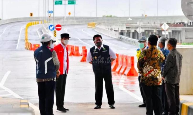 Presiden Joko Widodo saat hendak meninjau jalan tol ruas Kayu Agung - Palembang yang dimulai dari gerbang tol Kramasan hingga Jakabaring sepanjang sembilan kilometer pada Selasa (26/01/2021).