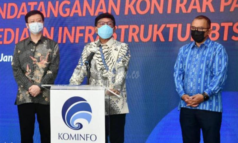 Menteri Kominfo Johnny G. Plate bersama Dirut BAKTI Kominfo, Anang Latif, wakil Kemitraan Fiberhome, Telkom Infra, dan Multitrans Data, Huang Liang dalam Konferensi Pers Virtual Penandatangan Kontrak Payung Penyediaan Infrastruktur BTS 4G 2021 dari Jakarta, Jumat (29/01/2020). - (AYH)
