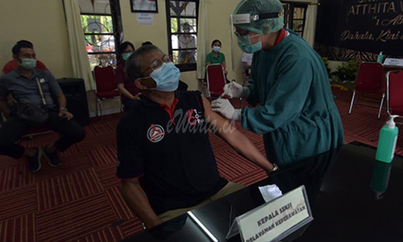 Petugas medis menyuntikkan vaksin COVID-19 Sinovac terhadap tenaga kesehatan saat simulasi di RSUD Wangaya, Denpasar, Bali, Jumat (8/1/2021). Simulasi tersebut untuk persiapan vaksinasi bagi tenaga kesehatan yang akan dilakukan pada 14 Januari 2021 mendatang. - (antarafoto)