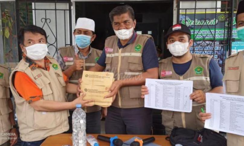 Penyerahan bantuan uang tunai ke Tim Tanggap Darurat Kemenag Sulbar (foto: Humas Kanwil Kemenag Sulsel)