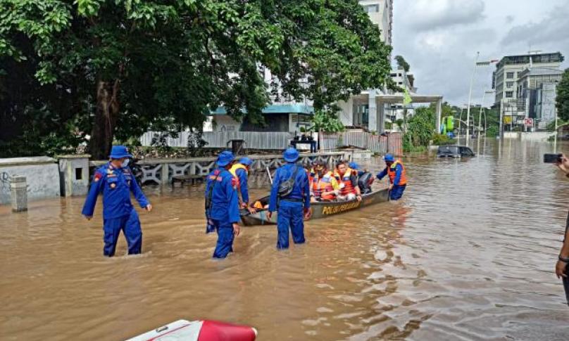 Personel TNI-Polri Dikerahkan Bantu Korban Banjir