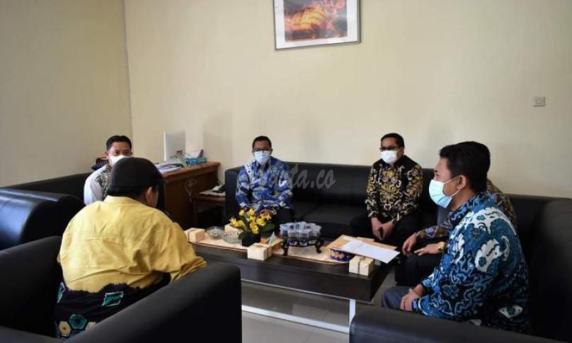 KPU Serahkan SK Penetapan Gubernur dan Wakil Gubernur ke Dewan