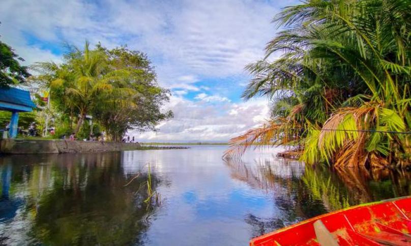 Danau Dendam Tak Sudah. (Bisri)
