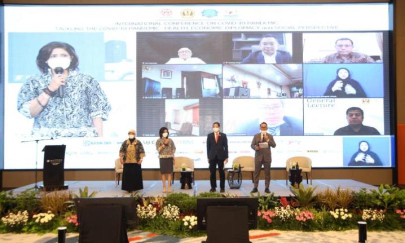 Hari pertama Konferensi Internasional “Tackling The COVID-19 Pandemic: Health, Economics, Diplomacy, And Social Perspectives” yang digelar Ikatan Keluarga Alumni Unpad di Bandung, Jawa Barat (23/2). Dari kiri ke kanan: Dr. dr. Brian Sri Prahastuti, MPH. TAU (Kantor Staff Presiden), Shanti Shamdasani (KADIN), MQ Iswara (Sekjen IKA Unpad), dan Junico B.P Siahaan (DPR RI). Akhmad Gunawan dan Handi Pranoto – (BidKom IKA Unpad)