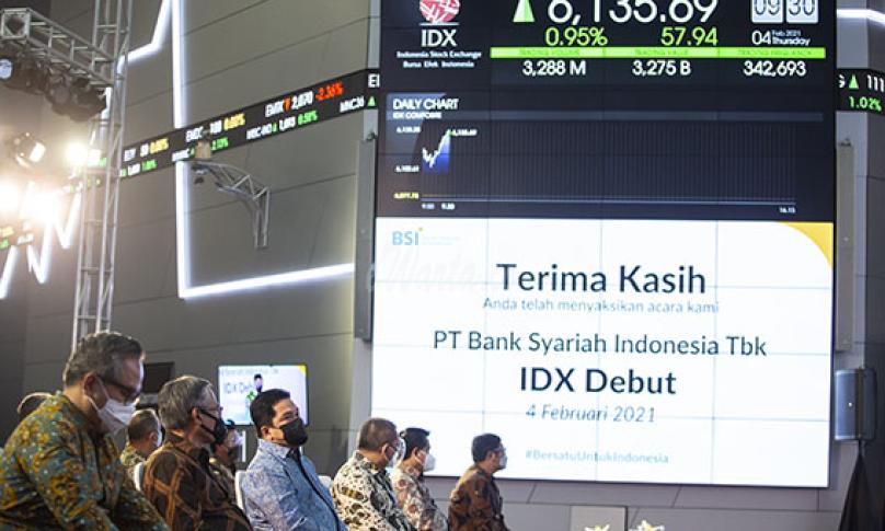 Menteri BUMN Erick Thohir (ketiga kiri) bersama (dari kiri) Wakil Menteri BUMN II Kartika Wirjoatmodjo, Ketua Dewan Komisioner OJK Wimboh Santoso, Kepala Eksekutif Pengawas Pasar Modal OJK Hoesen, Direktur Utama PT Bank Syariah Indonesia Tbk (BSI) Hery Gunardi dan Direktur Utama Bursa Efek Indonesia (BEI) Inarno Djajadi saat IDX Debut BSI di Main Hall BEI, Jakarta, Kamis (4/2/2021). - (antarafoto)