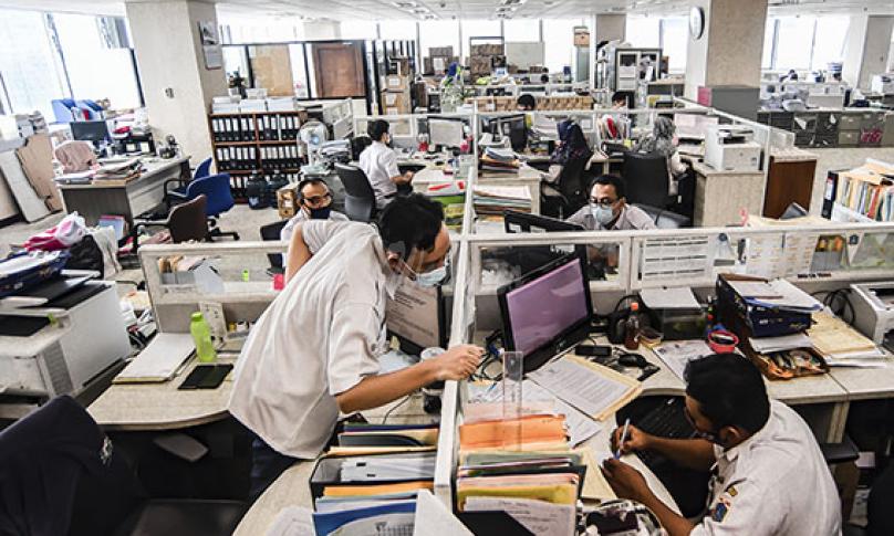 Pegawai Badan Kepegawaian Daerah DKI Jakarta menyelesaikan pekerjaannya di kantor Balai kota Jakarta, Rabu (10/2/2021). - (antarafoto)