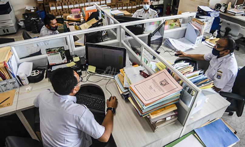 Pegawai Badan Kepegawaian Daerah DKI Jakarta menyelesaikan pekerjaannya di kantor Balai kota Jakarta, Rabu (10/2/2021). - (antarafoto)