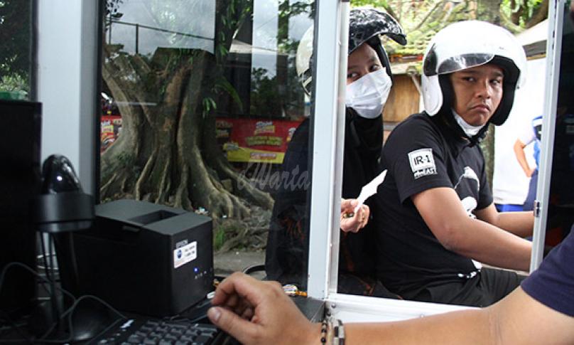 Pengunjung mempergunakan fasilitas parkir digital yang dipasang di depan Stadion Gajayana, Malang, Jawa Timur, Senin (4/1/2021). - (antarafoto)
