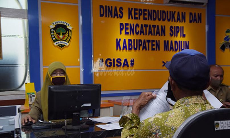 Petugas melayani warga di Mal Pelayanan Publik Kabupaten Madiun, Jawa Timur, Selasa (12/1/2021). - (antarafoto)