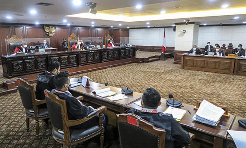 Hakim Konstitusi Arief Hidayat (tengah) memimpin sidang panel III saat sidang Perselisihan Hasil Pemilihan Wali Kota Surabaya (Pilwali Surabaya) di Mahkamah Konstitusi, Jakarta, Selasa (26/1/2021). (antarafoto)