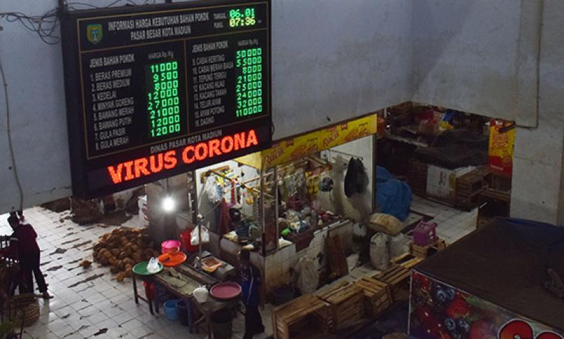 Aktivitas jual beli di Pasar Besar Kota Madiun, Jawa Timur, Rabu (6/1/2021). - (antarafoto)