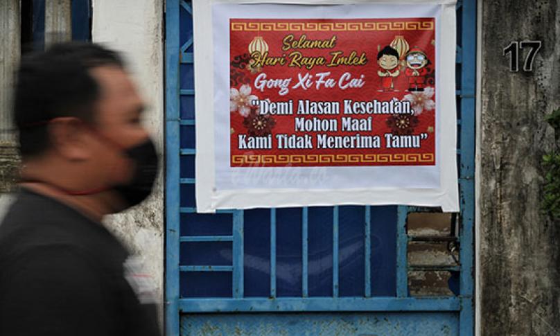 Sebuah poster bertuliskan ucapan Selamat Tahun Baru Imlek 2572 terpasang di pintu pagar sebuah rumah warga di Komplek Perumahan Malik Raya, Kendari, Sulawesi Tenggara, Jumat (12/2/2021). - (antarafoto)