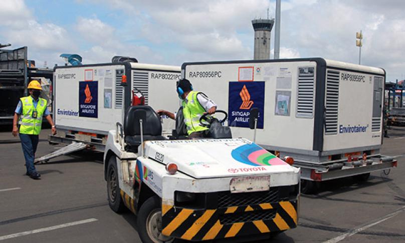 Pekerja cargo membawa Envirotainer berisi vaksin COVID-19 Sinovac setibanya dari Beijing di Terminal Cargo Bandara Soekarno Hatta, Tangerang, Banten, Selasa (2/2/2021). - (antarafoto)