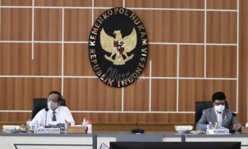 Menko Polhukam Mahfud MD dan Menteri Kominfo Johnny G. Plate dalam Konferensi Pers usai rapat Pengarahan Kepada Tim Kajian Teknis UU ITE, bersama Menkopolhukam di Ruang Nakula Kemenkopolhukam, Jakarta, Senin (22/02/2021). - (Alija/Polhukam)